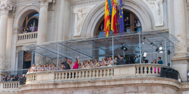Los expertos advierten del riesgo por sobrecarga de un balcón municipal sin reforzar en las mascletaes 1 Los expertos advierten del riesgo por sobrecarga de un balcón municipal sin reforzar en las mascletaes
