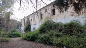 Abandono y basura acumulada en el entorno de la alquer&iacute;a de la Torre BRL en Benicalap, Valencia