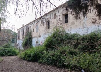 Abandono y basura acumulada en el entorno de la alquería de la Torre BRL en Benicalap, Valencia