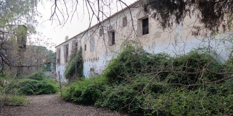 Abandono y basura acumulada en el entorno de la alquería de la Torre BRL en Benicalap, Valencia