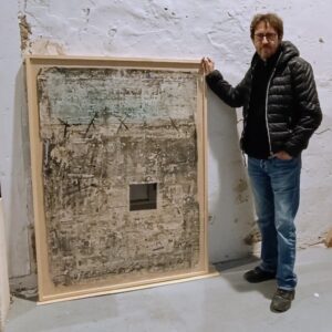 Fronteras, silencio y compromiso: El diálogo inabarcable de Ximo Micó en el corazón de Russafa 2 Ximo Micó Cuesta en su estudio de Russafa, rodeado de obras que exploran la injusticia social.