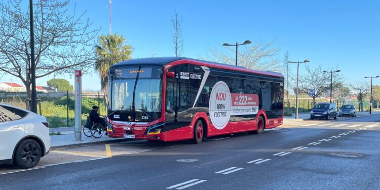 EMT Valencia ofrecerá tres millones de plazas y autobuses 24 horas durante las Fallas 2026