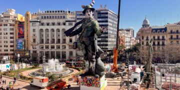 El temporal de viento pone en jaque la 'plantà' y obliga a ampliar la seguridad en la Falla Municipal y otras de Especial