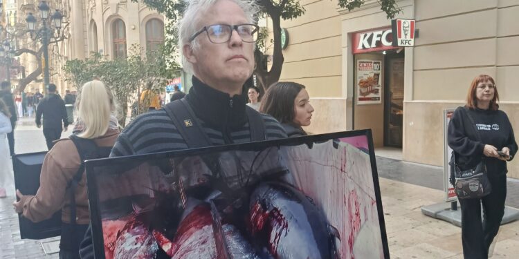 El grito silencioso bajo el mar: Activistas exigen el fin de la explotación acuícola en el Día Mundial por el Fin de la Pesca 1 El grito silencioso bajo el mar: Activistas exigen el fin de la explotación acuícola en el Día Mundial por el Fin de la Pesca