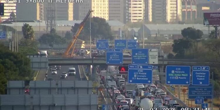 Caos en el acceso sur: Una avería mecánica en la Pista de Silla paraliza Valencia y crea un megaatasco en toda la zona