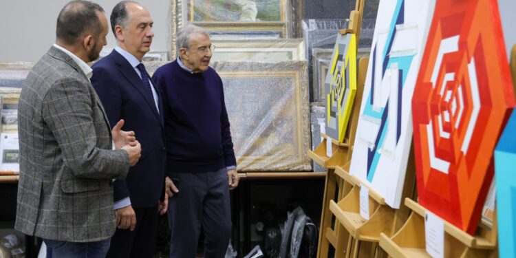 Golpe al fraude artístico en el Mercado de Colón: Incautan siete réplicas ilegales de Yturralde y Chillida 1 260311 EMER Foto1 JCValderrama reproduccioness Yturralde Chillida 1 Mediana