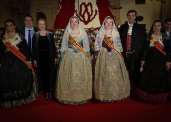 Torrent se rinde ante su Patrona: Andrea Adelantado y Sara Magán sellan la Ofrenda de las Fallas de Torrent