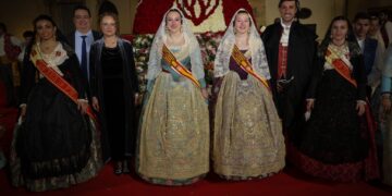 Torrent se rinde ante su Patrona: Andrea Adelantado y Sara Magán sellan la Ofrenda de las Fallas de Torrent