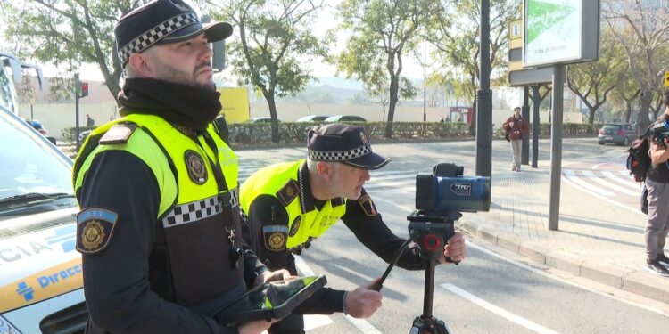Mano dura en el carril bici: La policía en patinete de Valencia estrena el mes con 300 multas 1 633f264b 00c3 47ef 880b a0621da230fe 16 9 aspect ratio 1600w 0