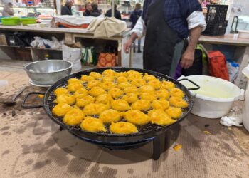 Los buñuelos solidarios de Sueca movilizan a la ciudadanía en la lucha contra el cáncer