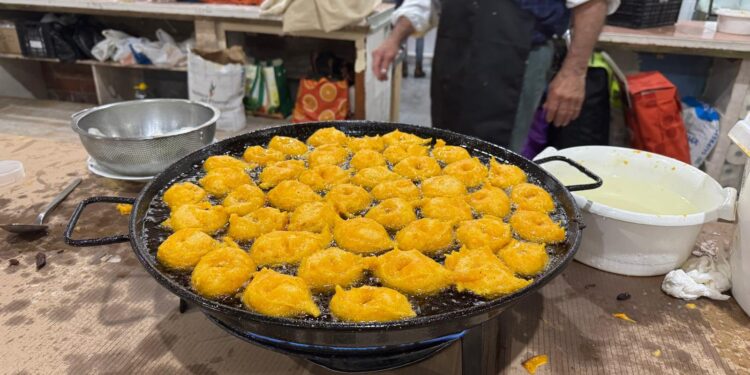 Los buñuelos solidarios de Sueca movilizan a la ciudadanía en la lucha contra el cáncer