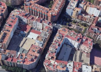 Una mujer herida en Valencia tras desprenderse una guirnalda de iluminación de Fallas en la calle Albacete con Marvá