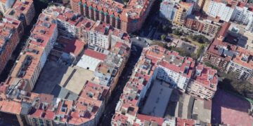 Una mujer herida en Valencia tras desprenderse una guirnalda de iluminación de Fallas en la calle Albacete con Marvá