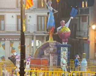 Godelleta a contracorriente: La Falla Godayla resiste el envite de la lluvia en su semana grande