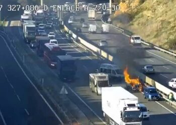 Un vehículo incendiado en Paterna colapsa la A-7 con retenciones kilométricas esta mañana