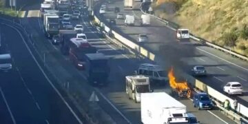 Un vehículo incendiado en Paterna colapsa la A-7 con retenciones kilométricas esta mañana
