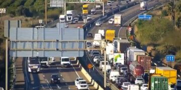 Caos vial en la A-7: Accidente en Rafelbunyol provoca retenciones kilométricas