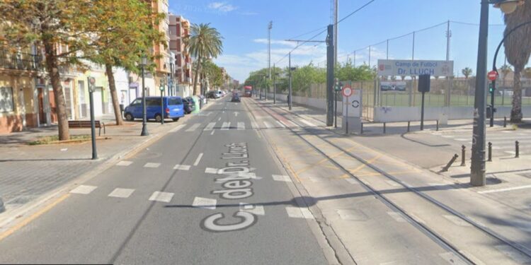 Un coche se salta un semáforo y hace descarrilar al tranvía en Doctor Lluch