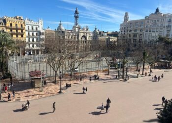 Concluye el vallado del recinto para las mascletas en la plaza del Ayuntamiento de Valencia 1
