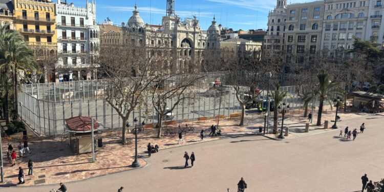 Concluye el vallado del recinto para las mascletas en la plaza del Ayuntamiento de Valencia 1