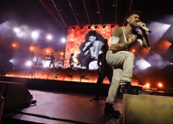 Dani Fernández arrasa en el primero de sus dos conciertos en el Roig Arena