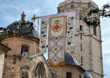 Valencia engalana el recorrido de la Ofrenda con escudos del ‘Cap i Casal’ y nueva iluminación