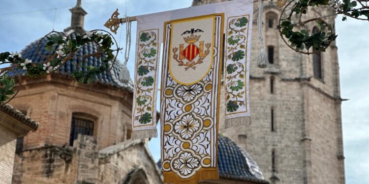 Valencia engalana el recorrido de la Ofrenda con escudos del ‘Cap i Casal’ y nueva iluminación
