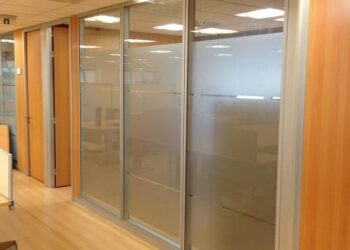 Cómo elegir mamparas de cristal para oficinas: tipos, precios y errores a evitar