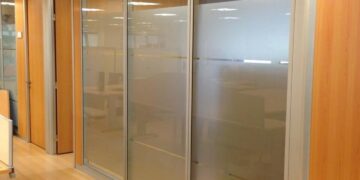 Cómo elegir mamparas de cristal para oficinas: tipos, precios y errores a evitar