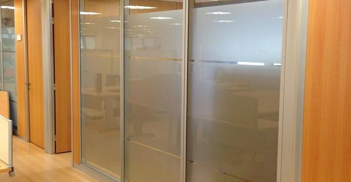 Cómo elegir mamparas de cristal para oficinas: tipos, precios y errores a evitar