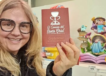 Dra. Ana Mafe Garcia con el ninot infantil Un bosc de llibres de la Falla Ramiro de Maeztu – Els Lleons Mediana