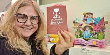 Dra. Ana Mafe Garcia con el ninot infantil Un bosc de llibres de la Falla Ramiro de Maeztu – Els Lleons Mediana