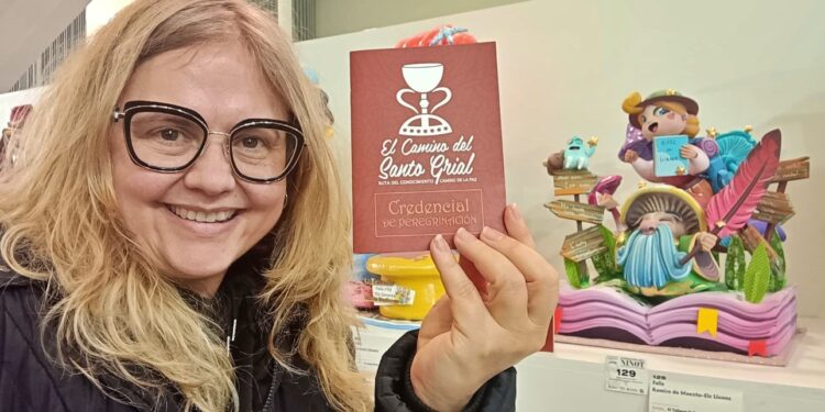 La V edición del Premio El Camino del Santo Grial reconoce el ninot infantil “Un bosc de llibres” de la Falla Ramiro de Maeztu – Els Lleons 1 Dra. Ana Mafe Garcia con el ninot infantil Un bosc de llibres de la Falla Ramiro de Maeztu – Els Lleons Mediana