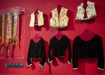 Del miriñaque a la tradición: La Diputació de Valéncia recorre un siglo de indumentaria fallera