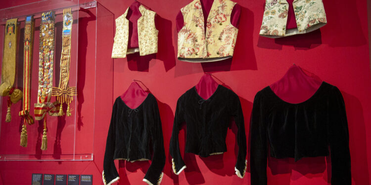 Del miriñaque a la tradición: La Diputació de Valéncia recorre un siglo de indumentaria fallera 1 Del miriñaque a la tradición: La Diputació de Valéncia recorre un siglo de indumentaria fallera