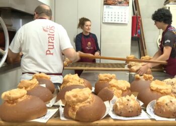 Fiebre por las monas de Alberic hornos al limite y colas de clientes en plena Semana Santa