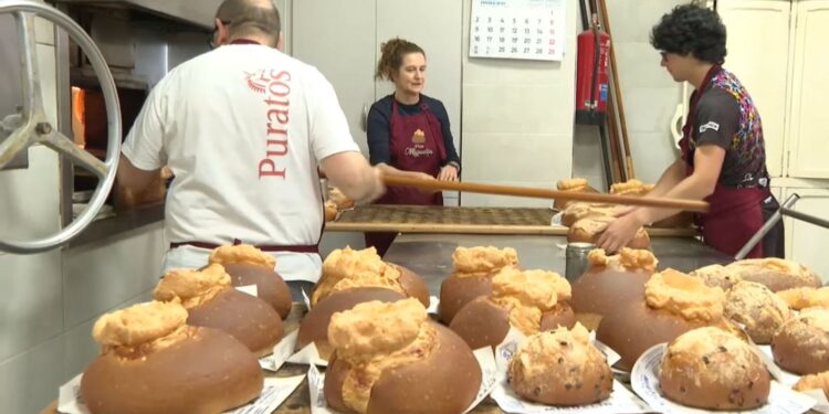 Fiebre por las monas de Alberic hornos al limite y colas de clientes en plena Semana Santa