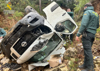 Rescatado un hombre de 29 años tras caer con su vehículo por un barranco de 15 metros en Sot de Chera