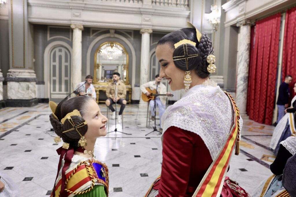El Grupo Bombai realiza un pequeño concierto acústico a puerta cerrada en el corazón del consistorio 4 HC0PJz1WQAAXA36