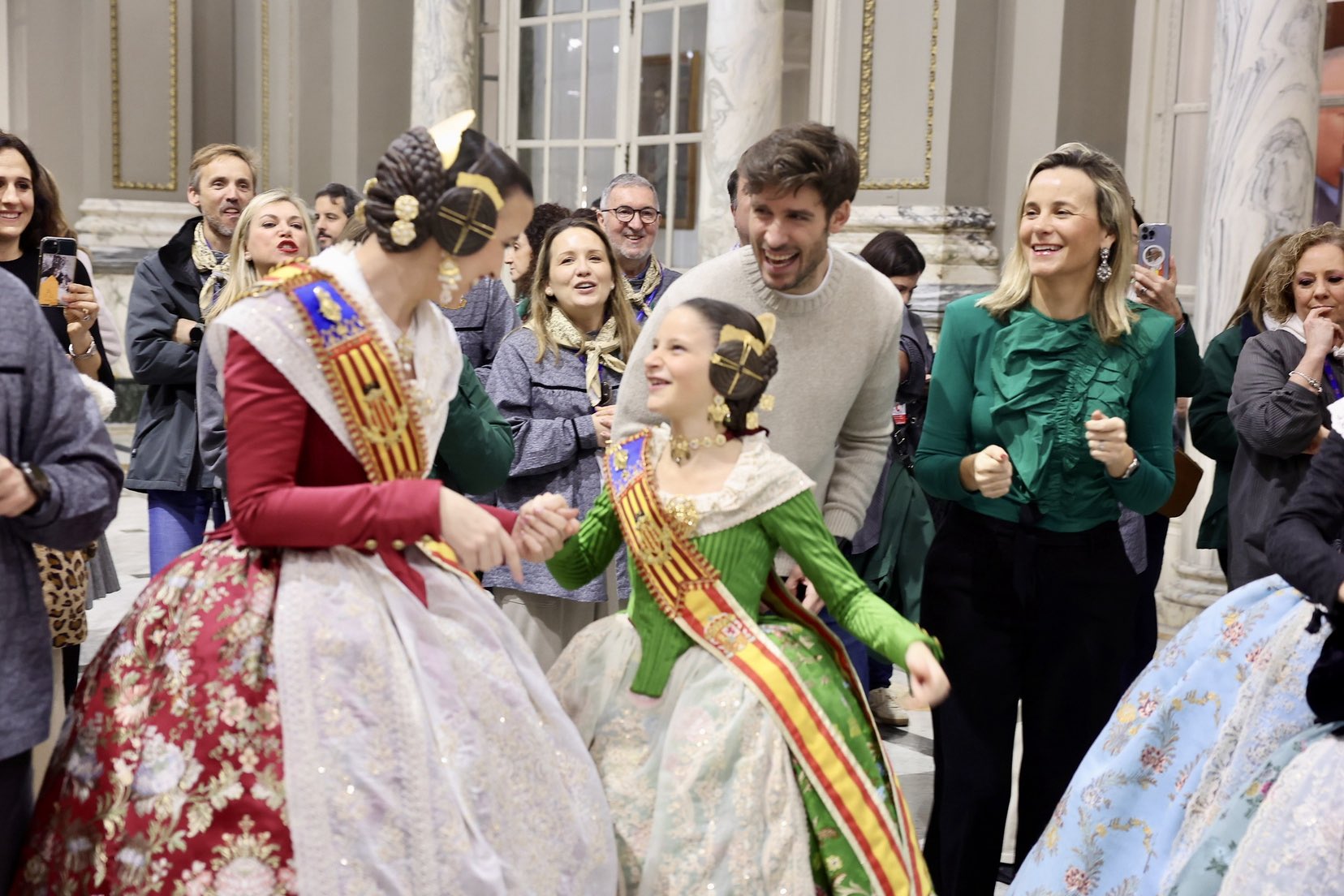 El Grupo Bombai realiza un pequeño concierto acústico a puerta cerrada en el corazón del consistorio 2 HC0PJzFWUAA2FFt