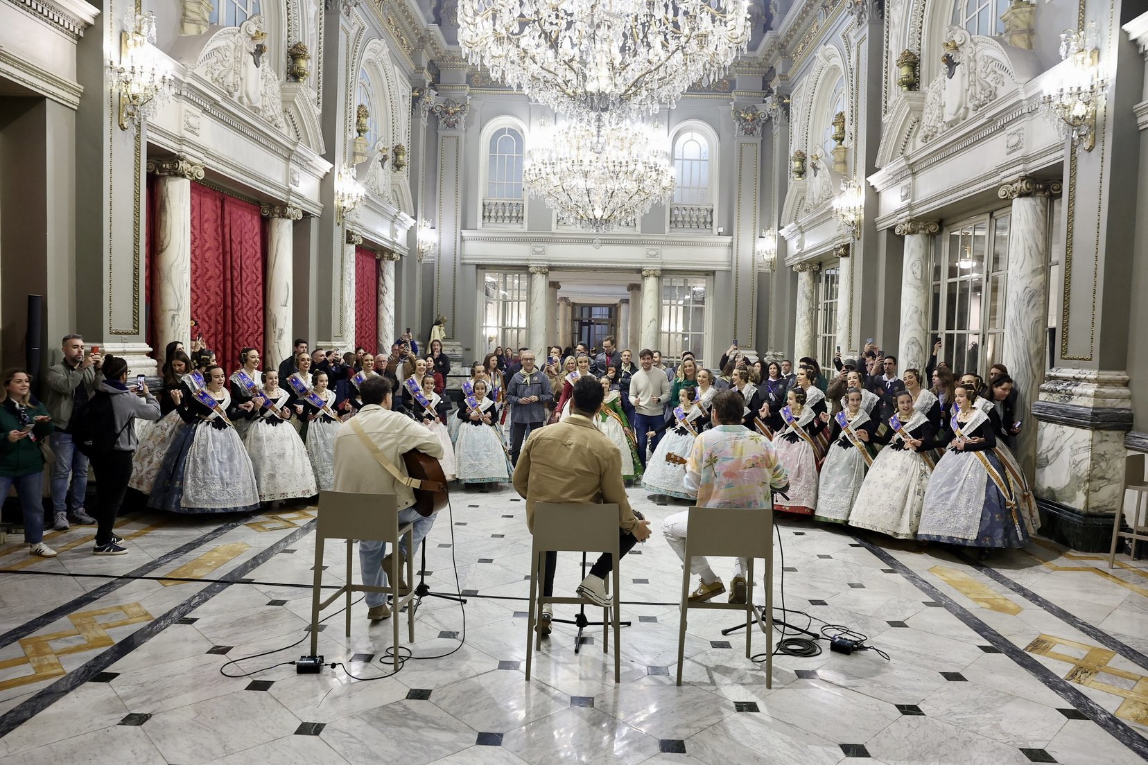 El Grupo Bombai realiza un pequeño concierto acústico a puerta cerrada en el corazón del consistorio 3 HC0PJzGXcAAzfAs