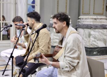 El Grupo Bombai realiza un pequeño concierto acústico a puerta cerrada en el corazón del consistorio