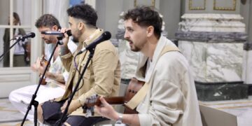 El Grupo Bombai realiza un pequeño concierto acústico a puerta cerrada en el corazón del consistorio