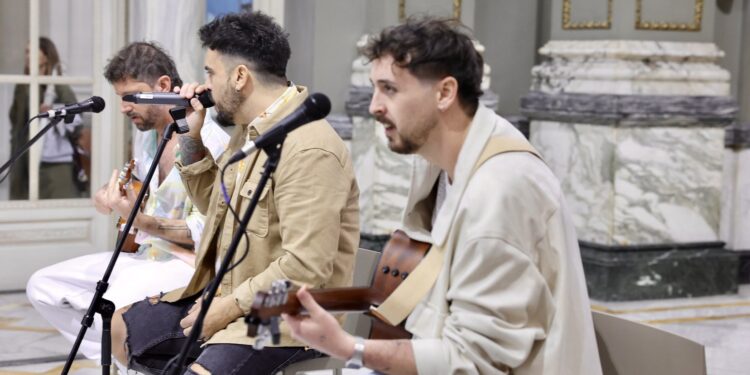 El Grupo Bombai realiza un pequeño concierto acústico a puerta cerrada en el corazón del consistorio 1 El Grupo Bombai realiza un pequeño concierto acústico a puerta cerrada en el corazón del consistorio