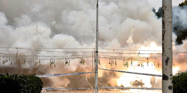 El estruendo frente al mar: Gandia estalla en pólvora con la primera mascletá de 2026