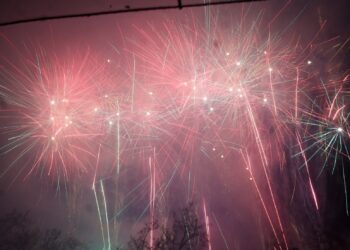 Valencia se rinde ante el cierre épico por el 8M a "La Magia de la pólvora" de Nadal-Martí