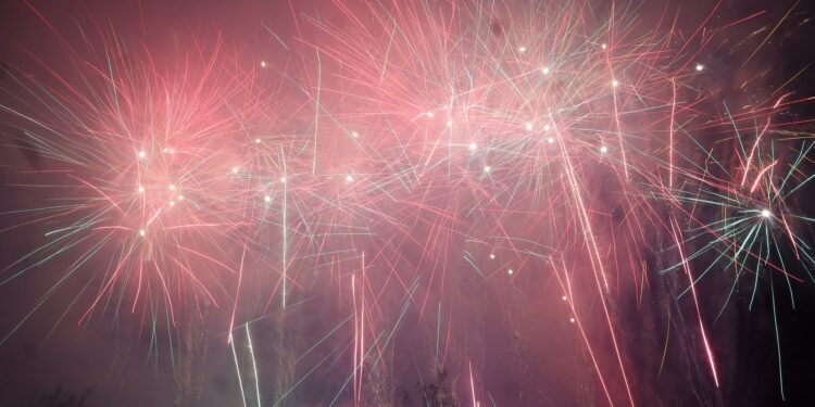 Valencia se rinde ante el cierre épico por el 8M a "La Magia de la pólvora" de Nadal-Martí