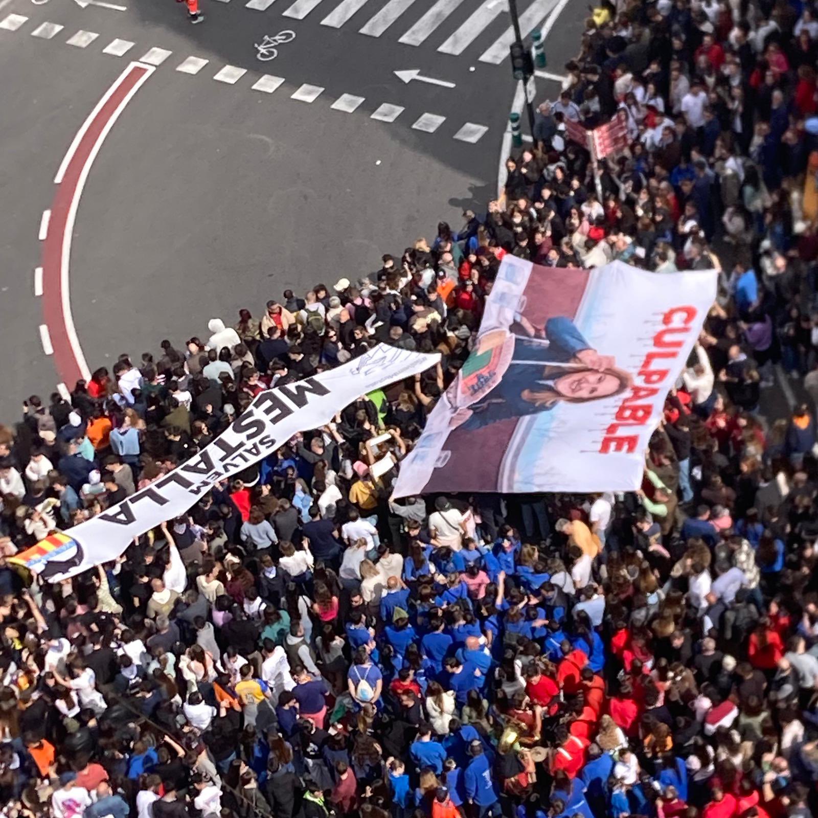 Pancarta contra Catalá en la mascletà: aficionados del Valencia CF trasladan la guerra contra Lim al corazón de las Fallas 2 HCU8alvWoAAkBLp