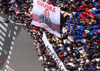 Pancarta contra Catalá en la mascletà: aficionados del Valencia CF trasladan la guerra contra Lim al corazón de las Fallas