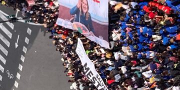 Pancarta contra Catalá en la mascletà: aficionados del Valencia CF trasladan la guerra contra Lim al corazón de las Fallas
